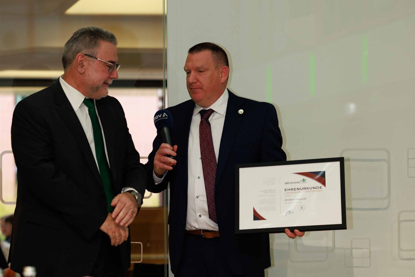 Reinhard Ringwald bei der Ehrung zum Landesehrenvorsitzenden