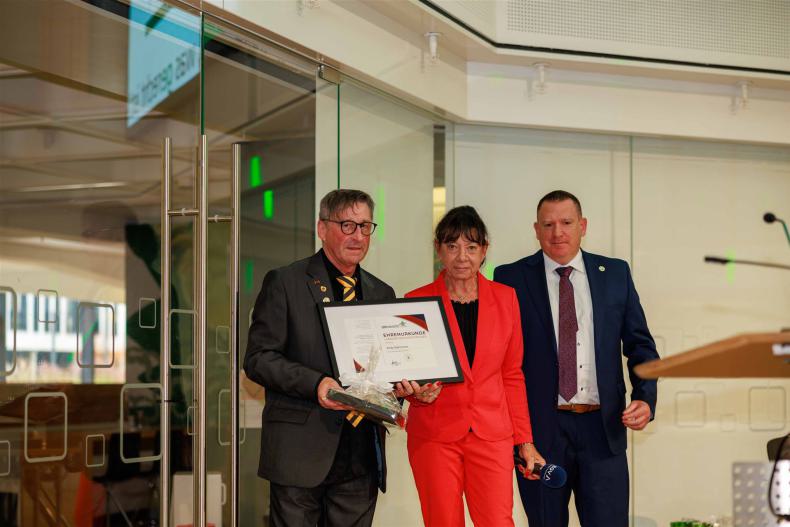 Rudy Siefermann wird zum Landesehrenvorsitzenden der DJG-BW ernannt.