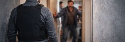 web-gerichtsvollzieher-bei-einer-konfrontation-vor-einer-wohnungstuer