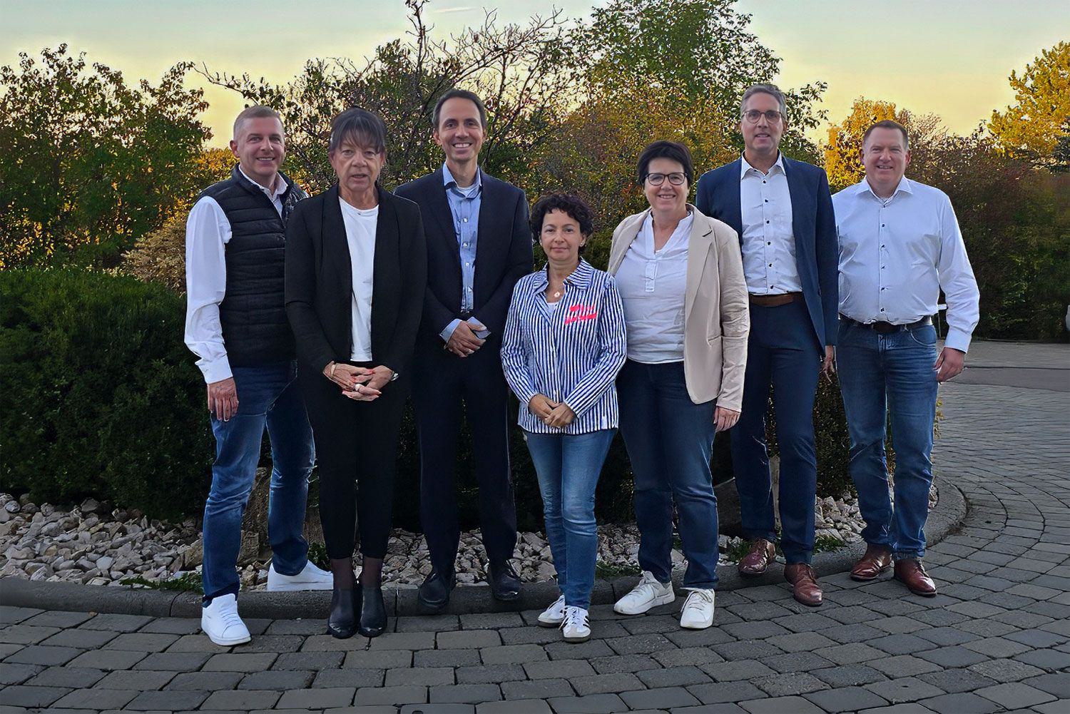 web-gruppenbild-vorstand-mit-jum